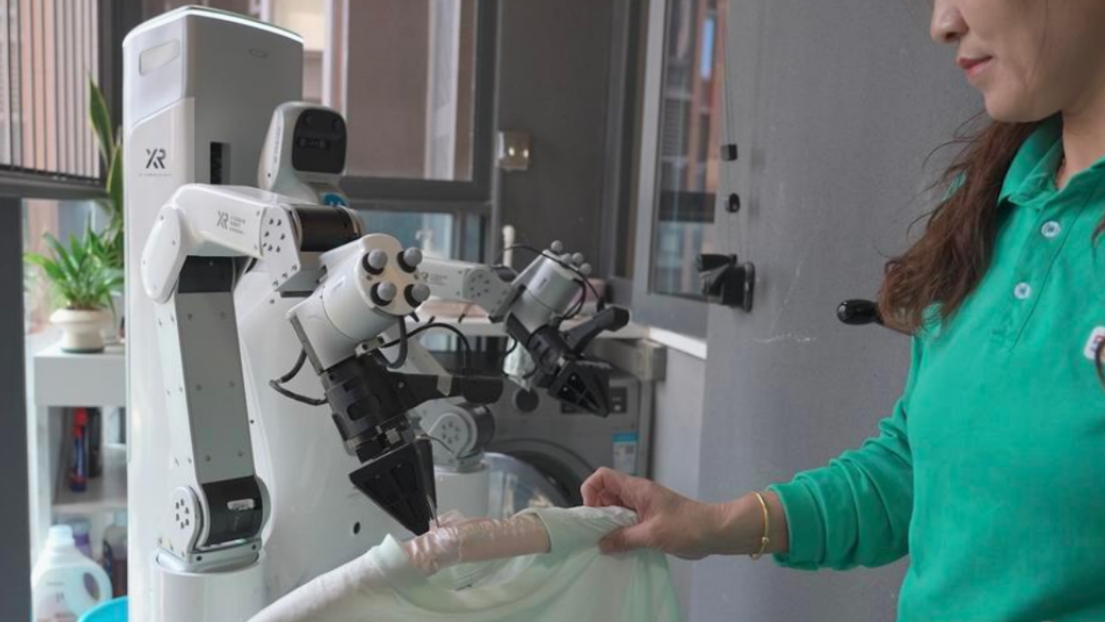 Chinese companies roll out human-robot home cleaning services
